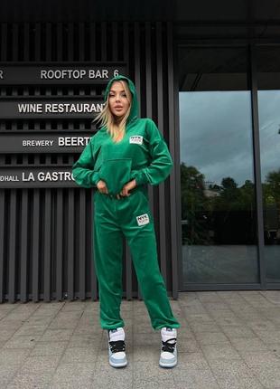 Стильний жіночий спортивний костюм "nyk", велюровий костюм-двійка зеленого кольору
