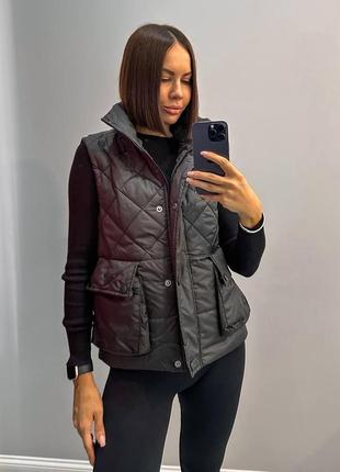 Стильна жіноча стьобана жилетка, жилетка чорного кольору з кишенями