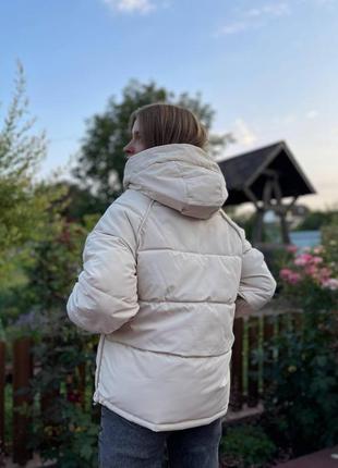 Бежевая женская куртка с капюшоном осенняя9 фото