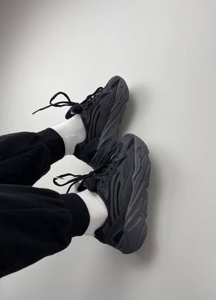 Женские кроссовки adidas yeezy 700 v2 vanta black6 фото