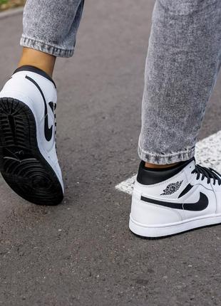 Женские кроссовки nike air jordan 1 white black 36-37-38-405 фото