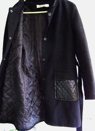Пальто черное утепленное синтепоном с кожаными карманами и съемным мехом ms