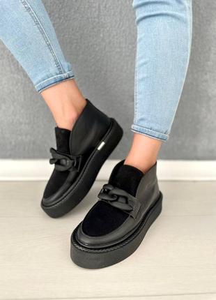 Черные ботинки из натуральной замши