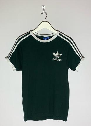 Футболка adidas с лампасами на рукавах