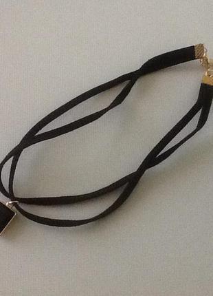 Двойное ожерелье чокер с черным камнем в золотистой оправе.2 фото