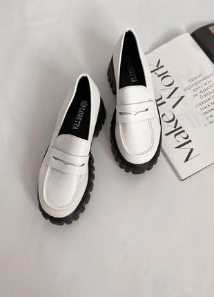 Білі матові лофери з еко - шкіри на чорній підошві