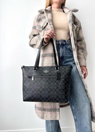 Жіноча брендова сумка coach gallery tote in signature canvas оригінал сумочка тоут тоте коач коуч шкіра на подарунок дружині подарунок дівчині3 фото