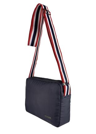 Стильна сумочка кросбоді. жіноча сумка через плече. синя невелика сумочка з яскравим ременем.1 фото