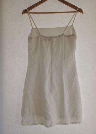 Короткое платье сарафан на тонких бретелях, молочного цвета, с пуговицами цвета "ириска"3 фото