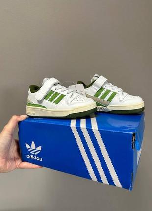 Детские кроссовки adidas forum low green 84 retro белые с оливковыми вставками