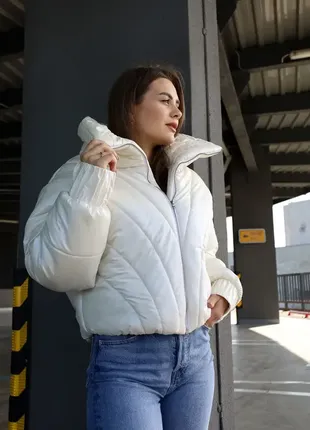 Стильная короткая теплая молочная куртка