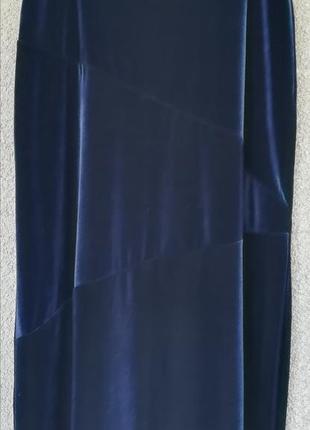 Велюровая юбка с разрезом сбоку на ноге1 фото