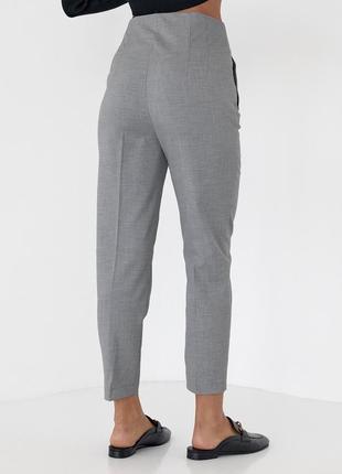 Классические серые укороченные брюки в деловом стиле с завышенной талией серого цвета серые меланж со стрелками. и деловому стилю для офиса5 фото
