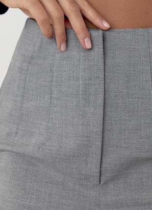 Классические серые укороченные брюки в деловом стиле с завышенной талией серого цвета серые меланж со стрелками. и деловому стилю для офиса3 фото