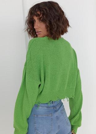 Короткий вязаный джемпер свитер зеленый с длинными рукавами рваный укороченный5 фото