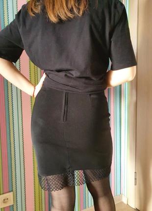 Чёрная женская короткая юбка с красивым кружевом по низу. юбка выше колена. мини-юбка3 фото