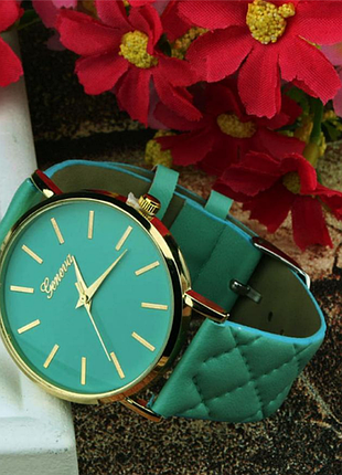 Часы женевый, зеленый стеганый ремешок.
