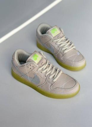 Кроссовки nike dunk mummy, светятся в ночи.
