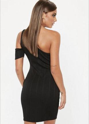 Маленькое черное бандажное платье на одно плече3 фото