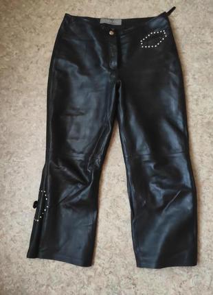 Кожаные брюки со стразами