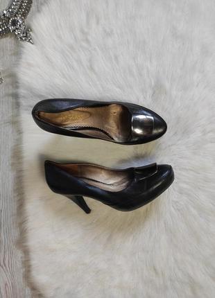 Черные кожаные туфли на низком среднем каблуке с металлической пластиной5 фото