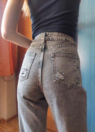 Шикарные двухцветные джинсы с высокой посадкой с разрезами3 фото