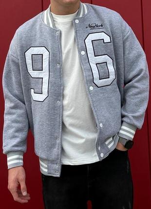 Бомбер куртка в американском стиле с вышивкой 96 на пуговицах стильный качественный на микрофлисе осенний4 фото