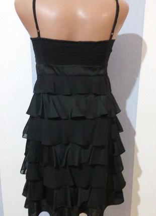 Маленька чорна сукня з рюшами по спідниці3 фото