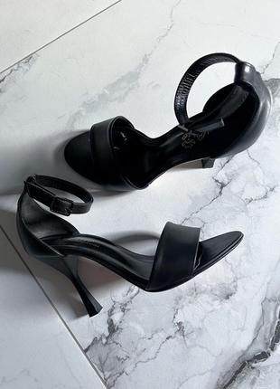 Кожаные босоножки