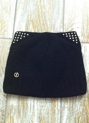 Стильная теплая зимняя черная шапка с ушами и металлическими кнопками