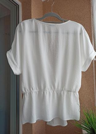 Красива стильна біла блуза на запах4 фото