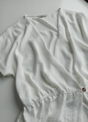 Красива стильна біла блуза на запах5 фото
