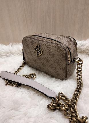 Актуальная сумка на плечо guess