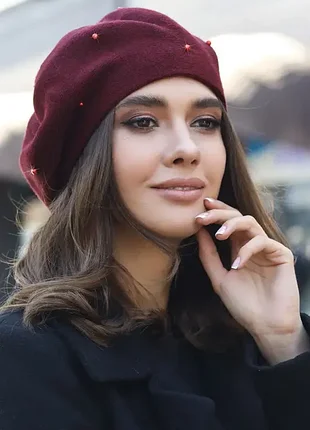 Женский бордовый весенний берет с бусинами