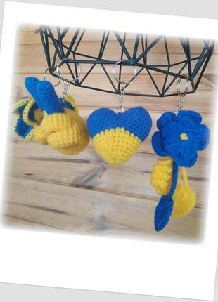 Патріотична квітка. в'язаний сувенір-брелок для ключів, підвіска. колір жовто-синій. розміри 5 х 11,5 см.7 фото
