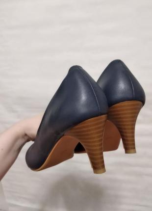 Туфлі нові шкіряні човники низький каблук дерево navy kitten heels pumps лофери балетки тренд 2023 с9 фото