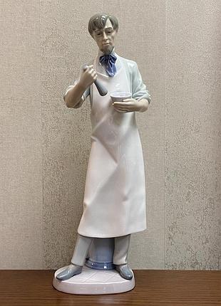 Фарфоровая статуэтка lladro «фармацевт».
