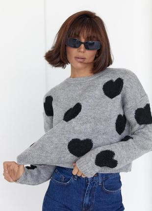 Женский вязаный свитер оверсайз с сердечками.