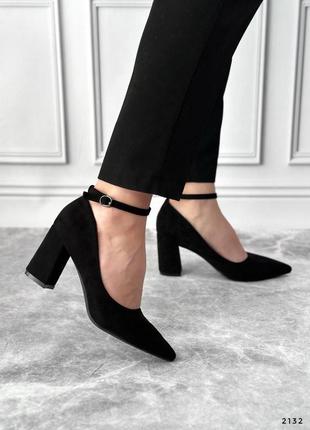 Жіночі чорні замшеві туфлі з ремінцем на квадратних зручних підборах5 фото