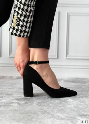 Жіночі чорні замшеві туфлі з ремінцем на квадратних зручних підборах6 фото