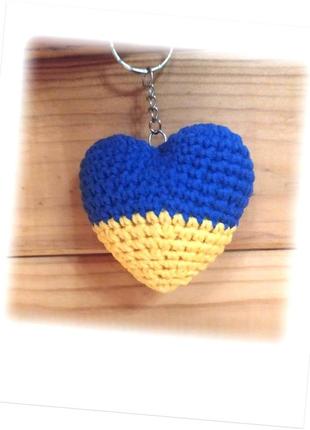 Патріотичне серце. в'язаний сувенір-брелок, сувенір-підвіска, подарунок. колір жовто-блакитний. розміри 6х6 см3 фото