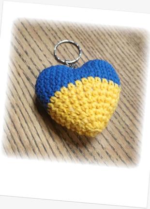 Патриотическое сердце. вязаный сувенир-брелок, сувенир-подвеска, подарок. цвет желто-голубой. размер 6х6 см