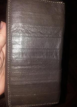 Шкіряний кошельок на замочку.