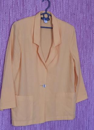 Пиджак жёлтого цвета