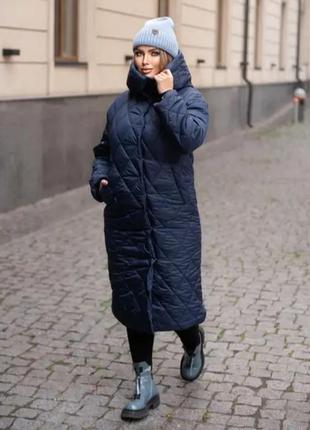 Жіноче стьобане синє пальто міді зимове з капюшоном