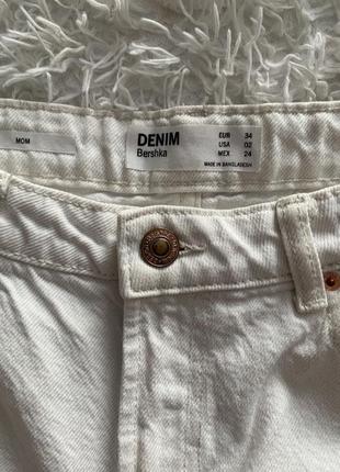 Бзові білі джинси-мом bershka джинсові штани молочні на високій талії з розрізом5 фото