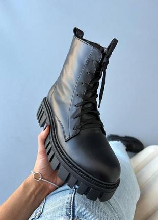 Натуральные кожаные черные демисезонные и зимние классические ботинки - берцы на тракторной подошве2 фото