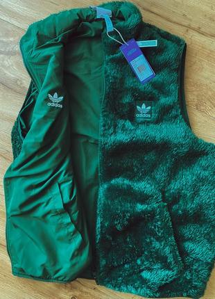 Новая жилетка adidas ess+ vest fluff jacket