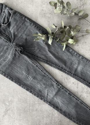 Красиві сврі джинси в обияжку pieces