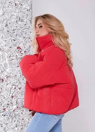 Женская короткая зимняя куртка красная на молнии3 фото